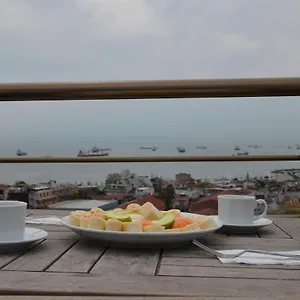 Hotel The Reina